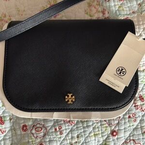 Tory Burch Emerson Crossbody, Navy
Brand new with tag with gold tone accents.